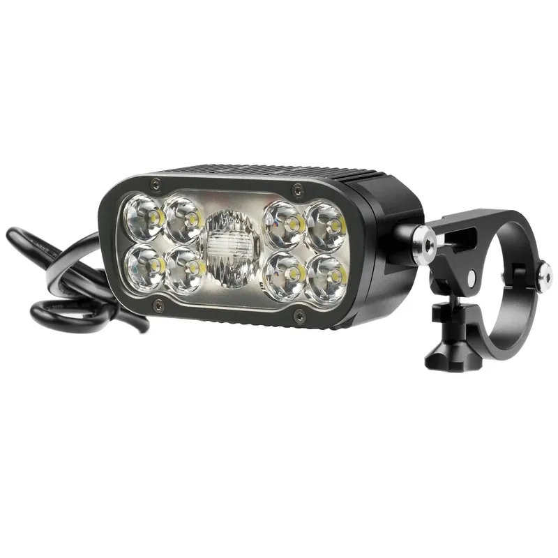 Iluminación delantera RAVEMEN XR6000