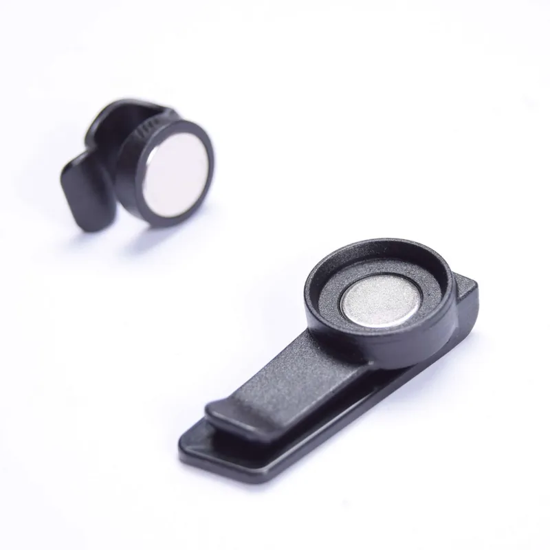 Soporte magnético universal para bolsa de hidratación USWE MAGNETIC TUBE CLIP Negro