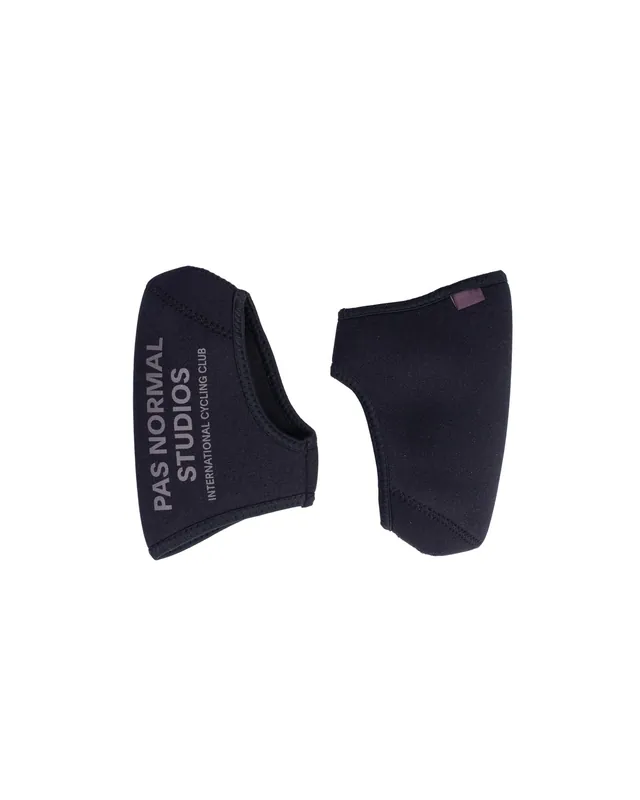 Cubrepuntera Pas Normal Studios Logo Unisex Negro